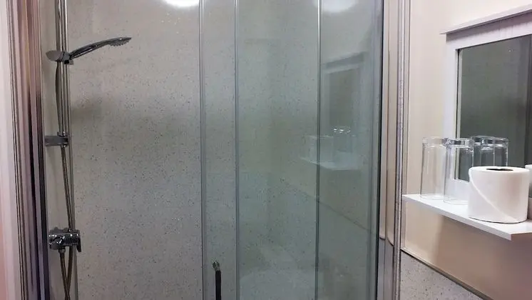 Basic Tek Büyük veya İki Ayrı Yataklı Oda, Banyolu/Duşlu, Deniz Manzaralı (Double or Twin Room)