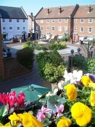 Deluxe Tek Büyük Yataklı Oda (Courtyard View)