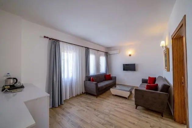 Standart Suit Bahçe Manzaralı Balkonsuz