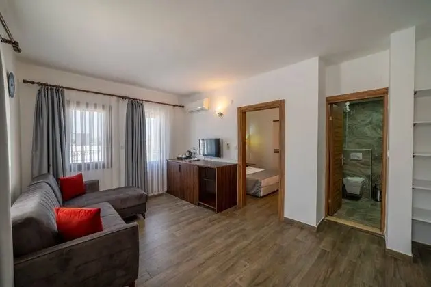 Standart Suit Bahçe Manzaralı Balkonsuz