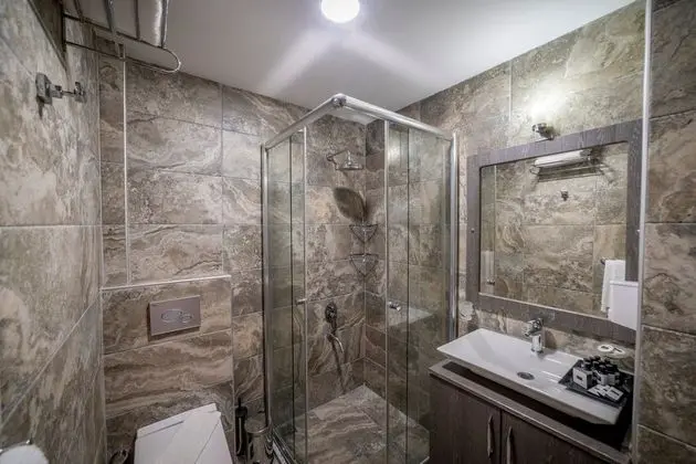 Standart Suit Bahçe Manzaralı Balkonsuz