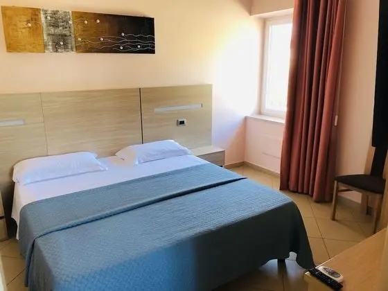 Büyük Yataklı Tek Kişilik Oda