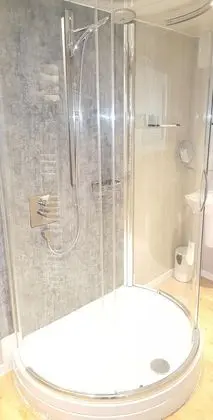 İki Ayrı Yataklı Oda, Banyolu/Duşlu