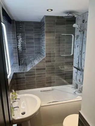 İki Ayrı Yataklı Oda, Banyolu/Duşlu