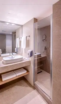 https://images.etstur.com/imgproxy/resize/2560x1440/files/images/hotelImages/etsrooms/681/Le_Jardin_Resort_20251016160959_1.jpg