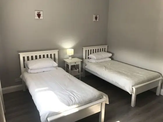 İki Ayrı Yataklı Oda, Ortak Banyo