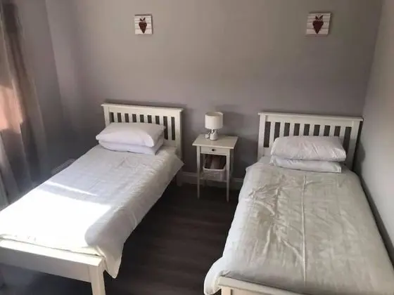 İki Ayrı Yataklı Oda, Ortak Banyo
