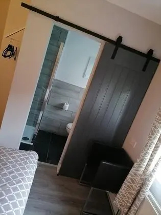 İki Ayrı Yataklı Oda, Ortak Banyo