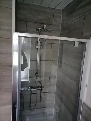 İki Ayrı Yataklı Oda, Ortak Banyo