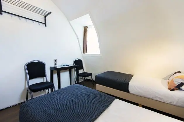 Basic Oda, 2 Tek Kişilik Yatak, Ortak Banyo