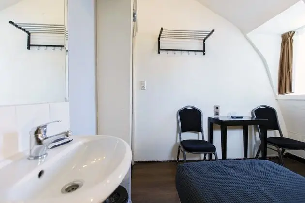 Basic Oda, 2 Tek Kişilik Yatak, Ortak Banyo
