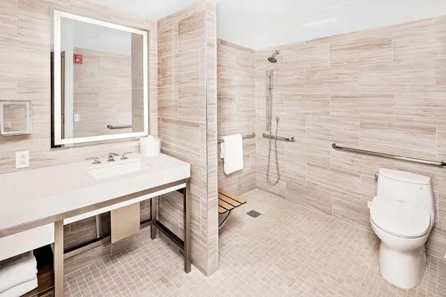 Stüdyo, 1 En Büyük (King) Boy Yatak, Engellilere Uygun (Roll-In Shower)