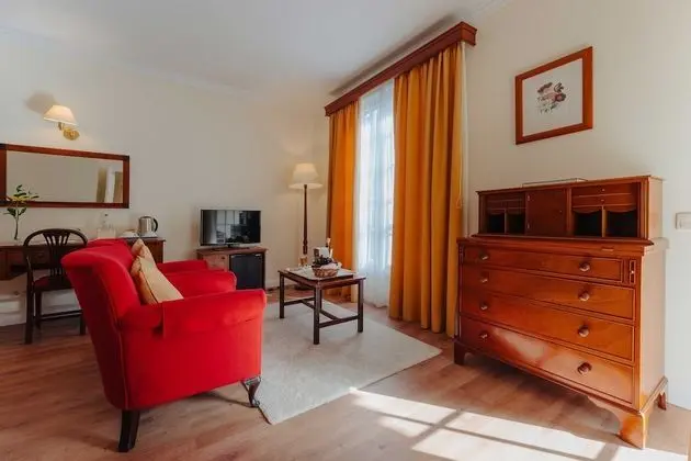 Deluxe Tek Büyük Yataklı Oda, Balkon, Bahçe Manzaralı