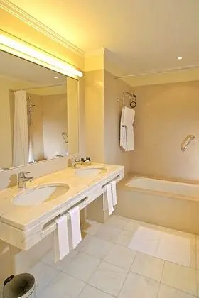 Deluxe Tek Büyük Yataklı Oda, Balkon, Bahçe Manzaralı
