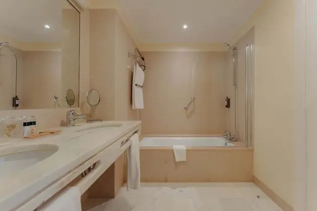 Deluxe Tek Büyük Yataklı Oda, Balkon, Bahçe Manzaralı