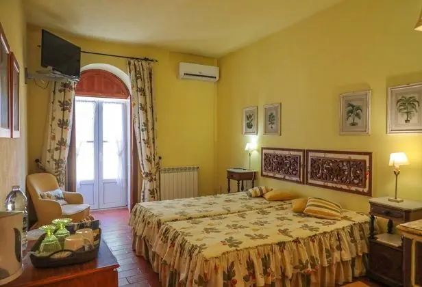 Tek Büyük veya İki Ayrı Yataklı Oda (Yellow)