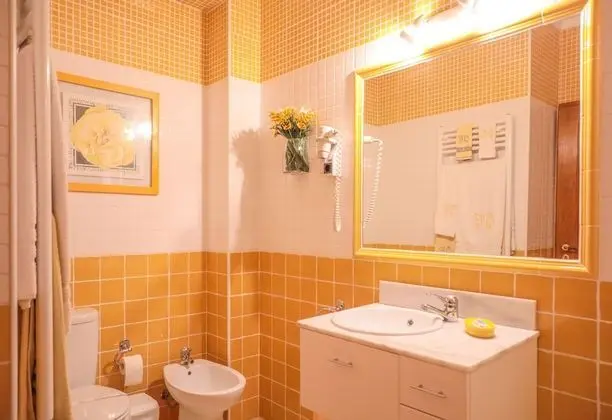 Tek Büyük veya İki Ayrı Yataklı Oda (Yellow)