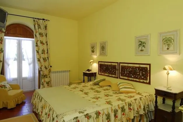 Tek Büyük veya İki Ayrı Yataklı Oda (Yellow)