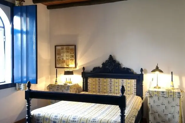 Tek Büyük veya İki Ayrı Yataklı Oda (Yellow)