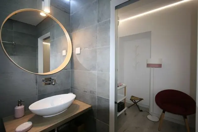 Poppy Premium Room
