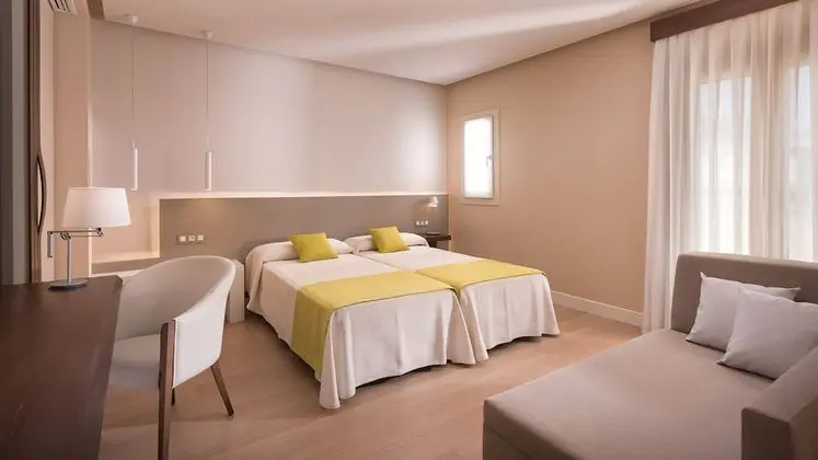 Deluxe Üç Kişilik Oda, Birden Çok Yatak