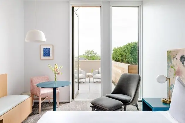 Süit, Birden Çok Yatak, Engellilere Uygun (ADA Destination Suite, Roll-in Shower)