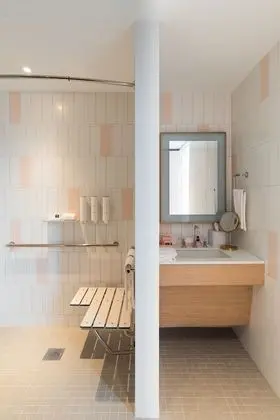 Süit, Birden Çok Yatak, Engellilere Uygun (ADA Destination Suite, Roll-in Shower)