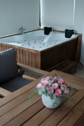 Deluxe Jakuzili Suite, Balkonlu