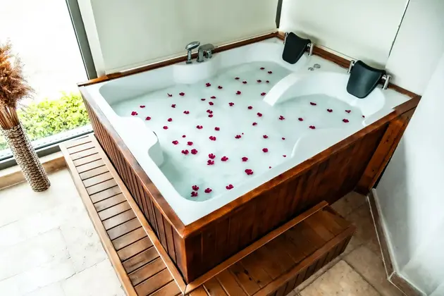 Deluxe Jakuzili Suite, Balkonlu