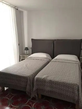 (D) Camera con letto matrimoniale o 2 letti singoli
