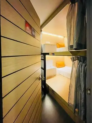 İki Ayrı Yataklı Oda, Ortak Banyo