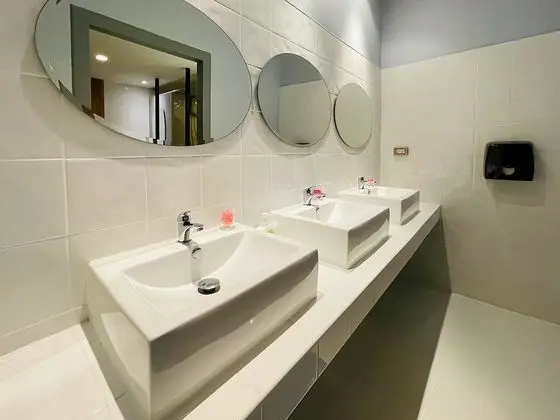 İki Ayrı Yataklı Oda, Ortak Banyo