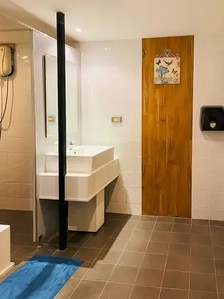 İki Ayrı Yataklı Oda, Ortak Banyo