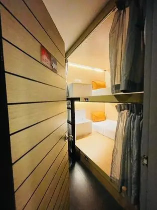 İki Ayrı Yataklı Oda, Ortak Banyo