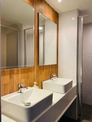 İki Ayrı Yataklı Oda, Ortak Banyo
