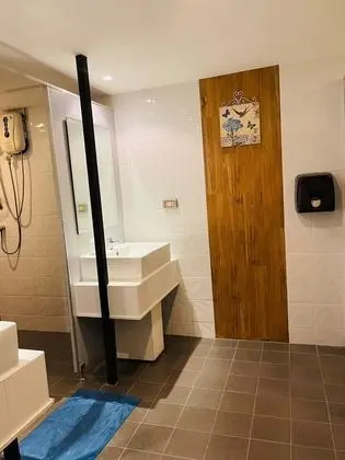 İki Ayrı Yataklı Oda, Ortak Banyo