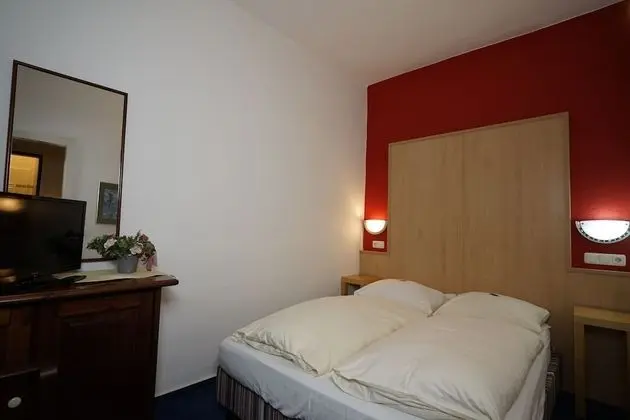 Üç Kişilik Oda