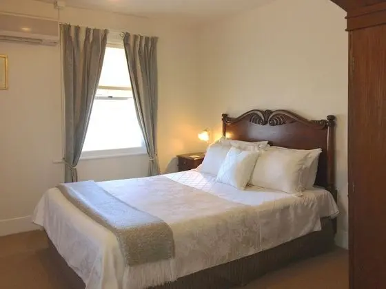 Traditional Süit, Sigara İçilmez (Upstairs Queen Suite)