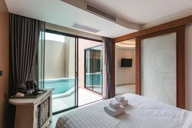 Villa Pool Access