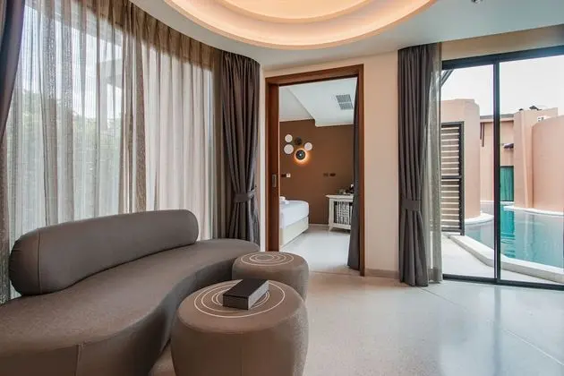 Villa Pool Access