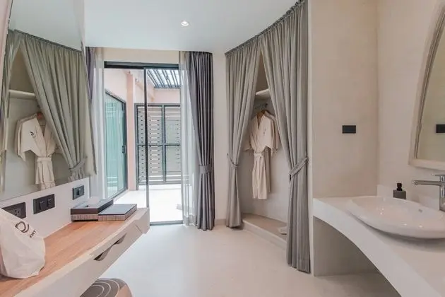 Villa Pool Access