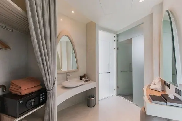 Villa Pool Access