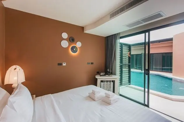 Villa Pool Access