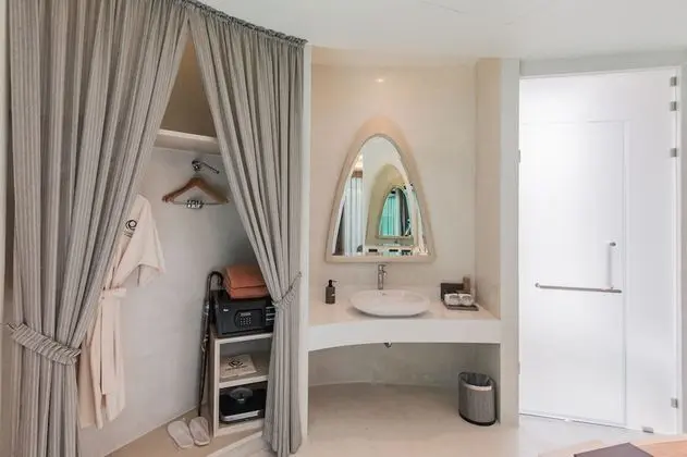 Villa Pool Access