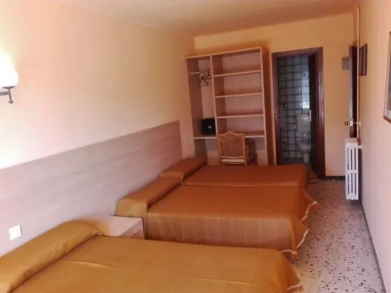 Üç Kişilik Oda