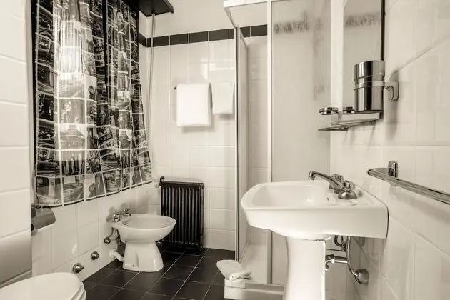 Tek Kişilik Oda, Ortak Banyo