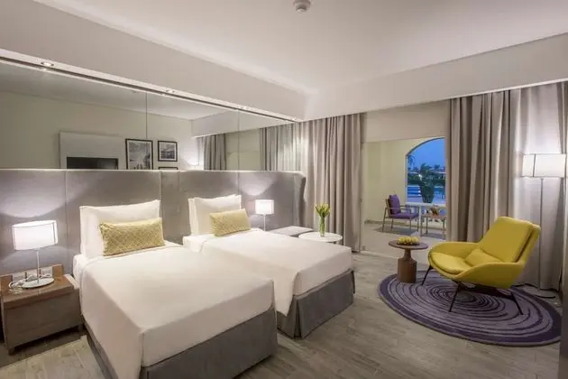 Superior Oda, Balkon, Havuz Manzaralı