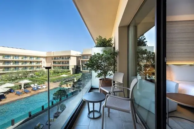 Junior Süit, Balkon, Havuz Manzaralı