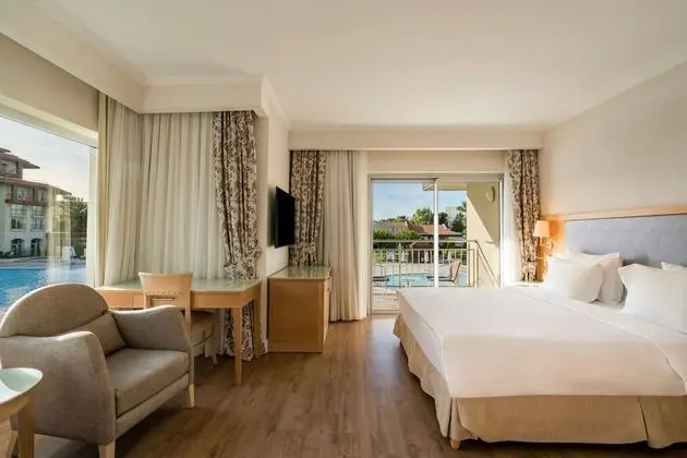 Superior Süit, Balkon, Havuz Manzaralı