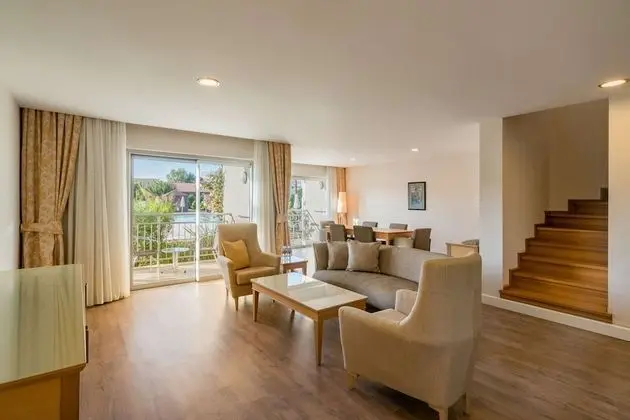 Superior Süit, Balkon, Havuz Manzaralı